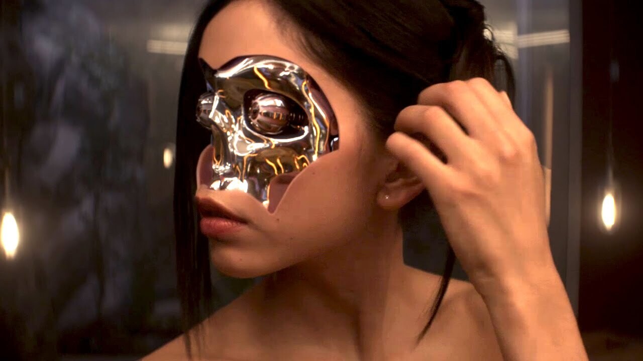 fotograma de la película 'Ex Machina' en el que se ve a una mujer androide