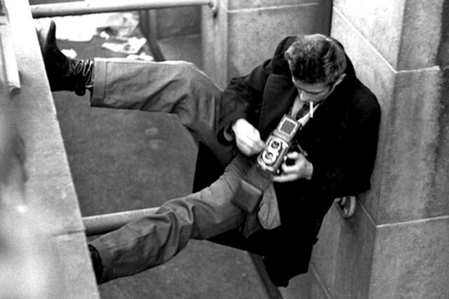 James Dean con su Rolleiflex, fotografiado por Roy Schatt en Nueva York