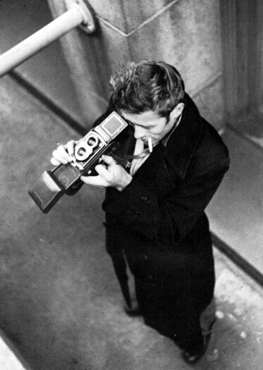 James Dean con su Rolleiflex, fotografiado por Roy Schatt en Nueva York