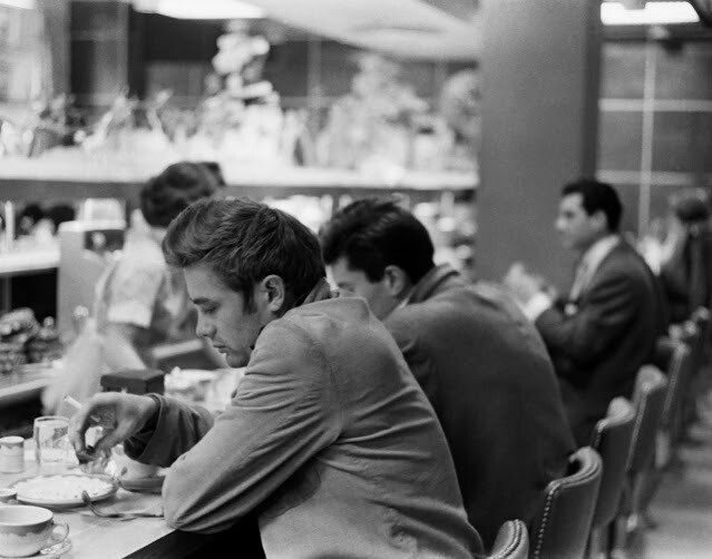 James Dean con su Rolleiflex, fotografiado por Roy Schatt en Nueva York
