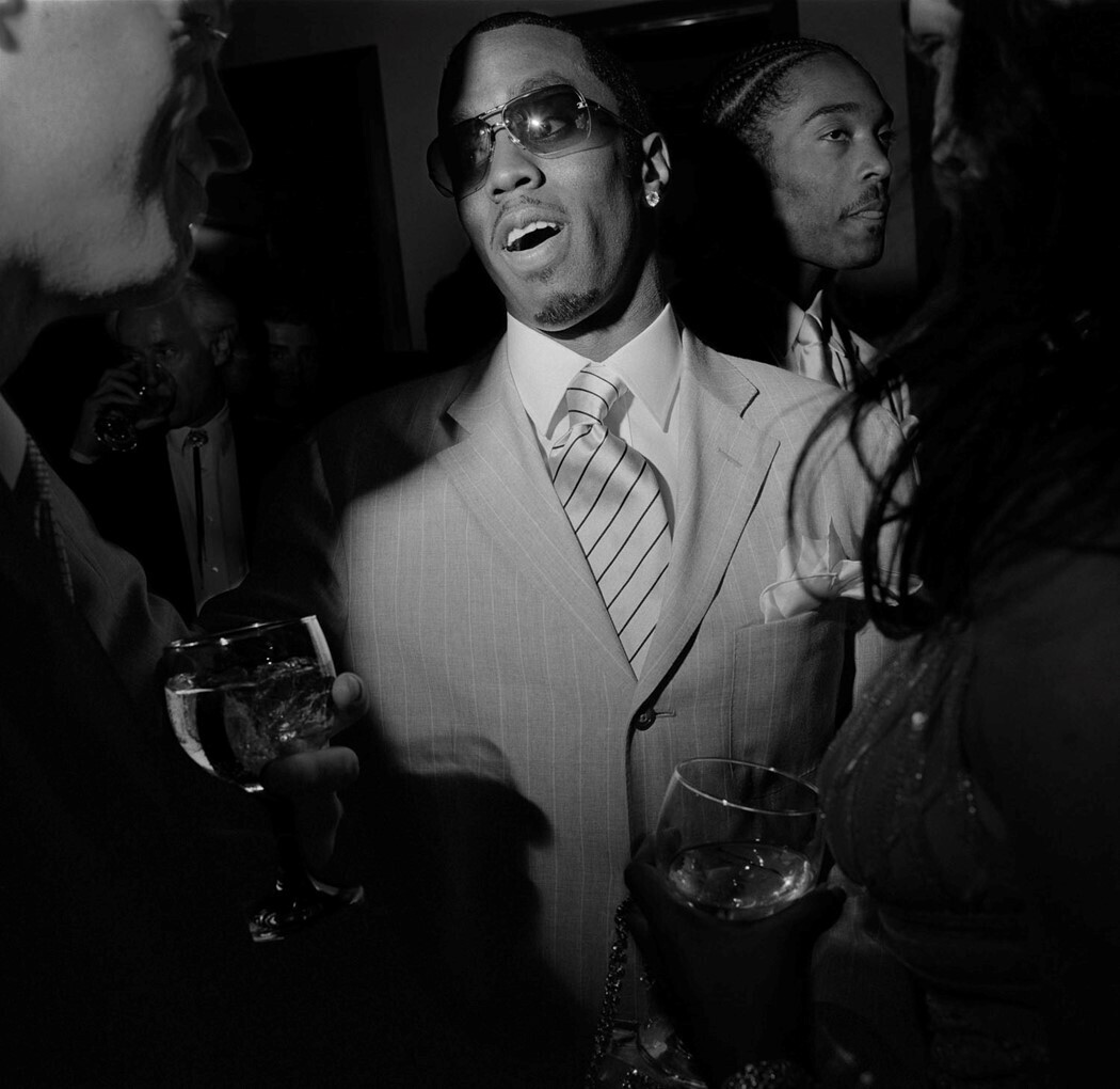 el rapero Sean Diddy mantiene una conversación en mitad de una fiesta