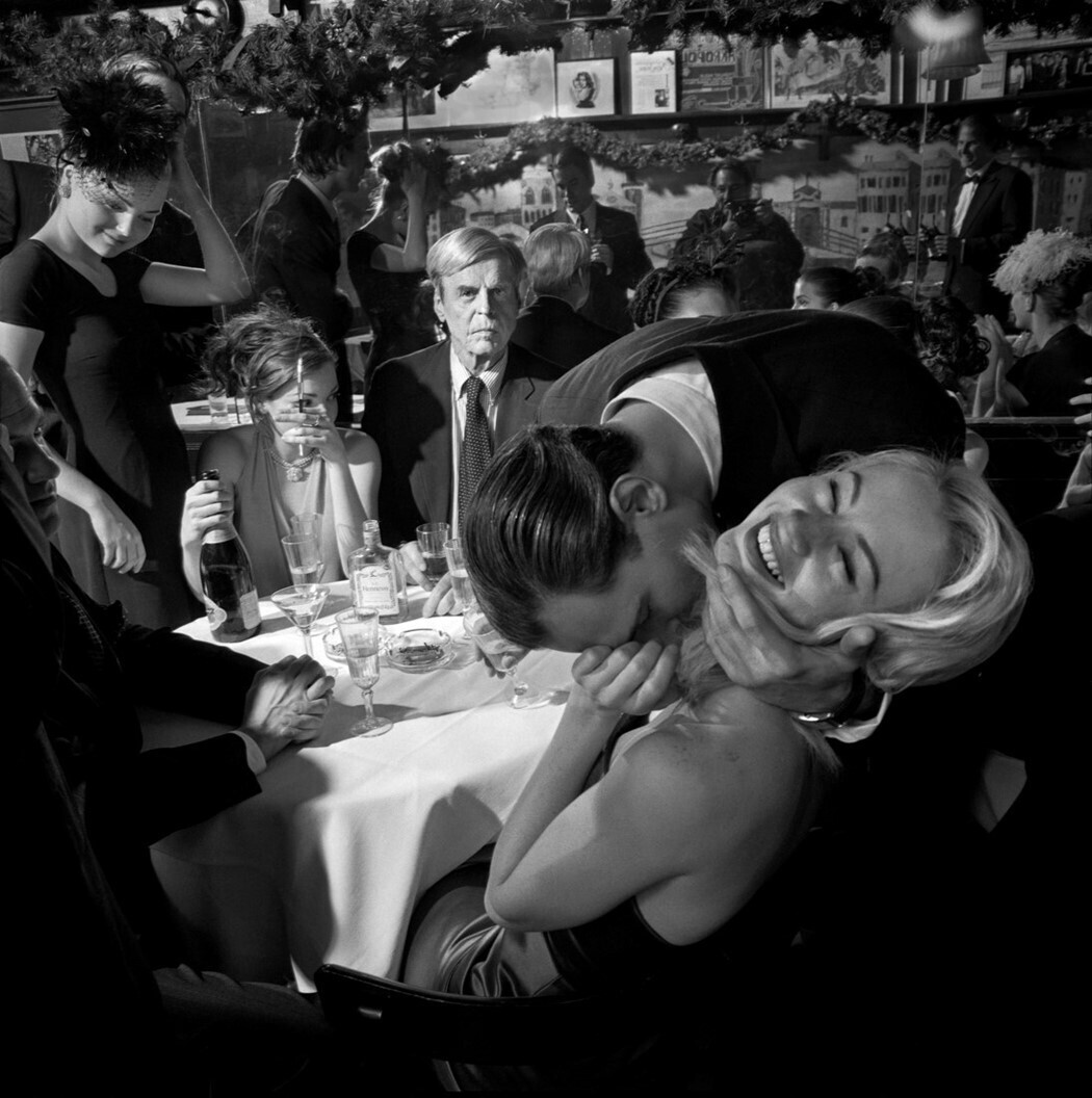 varios comensales comparten la mesa y conversación en la cena de una fiesta elegante