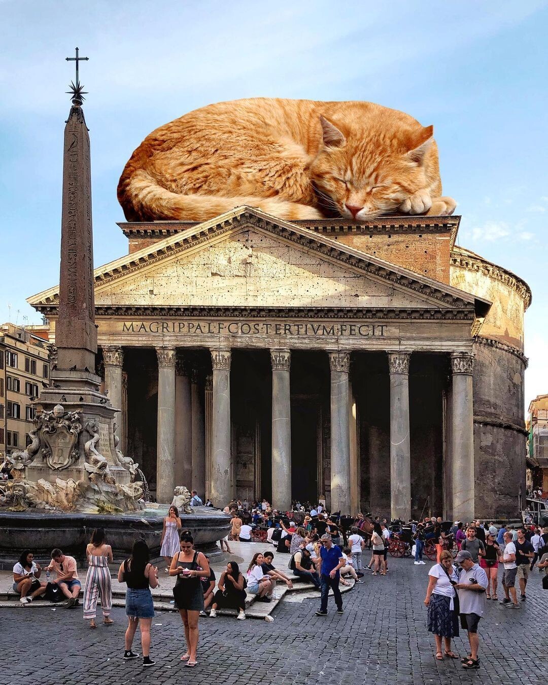 un gato gigante tumbado sobre el Panteón de Agripa observando a los turistas