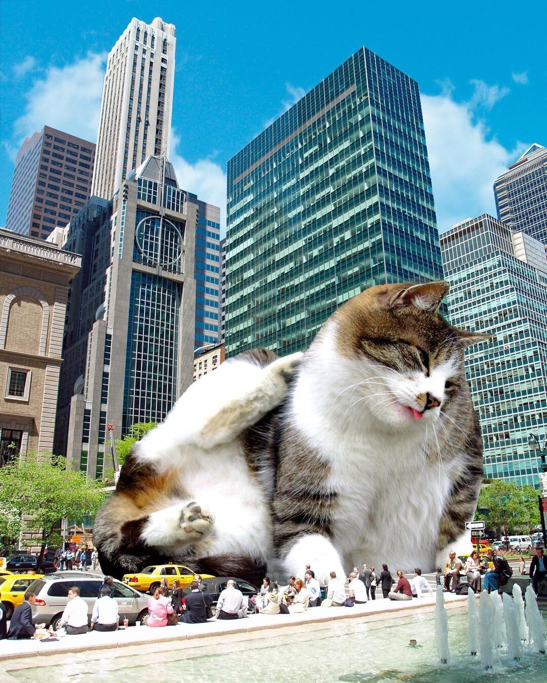un gato gigante sobre la calzada de una ciudad rodeado de peatones minúsculos
