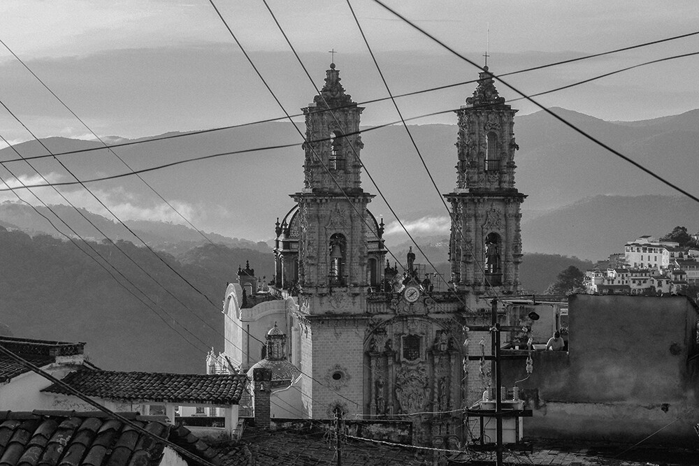 Fotografía en blanco y negro de las torres de una iglesia