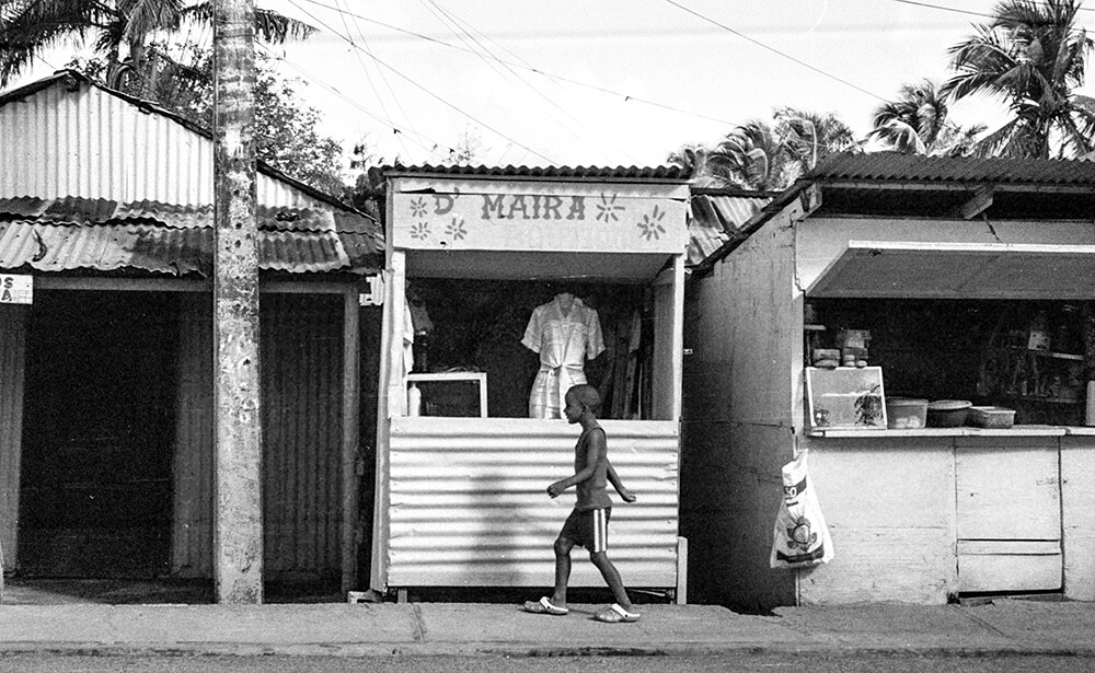 Niño paseando delante de puestos ambulantes