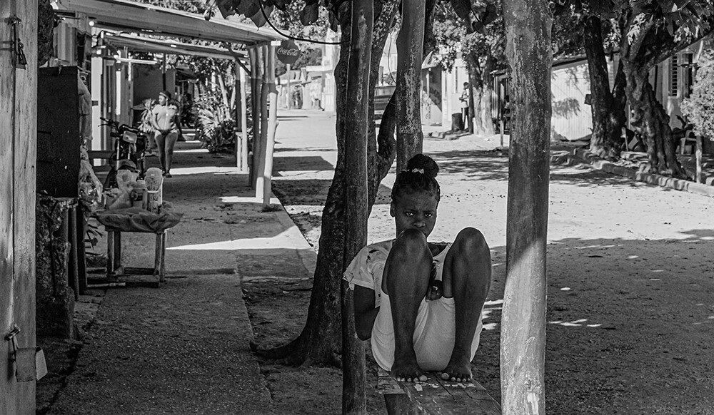 Niña sentada en la calle