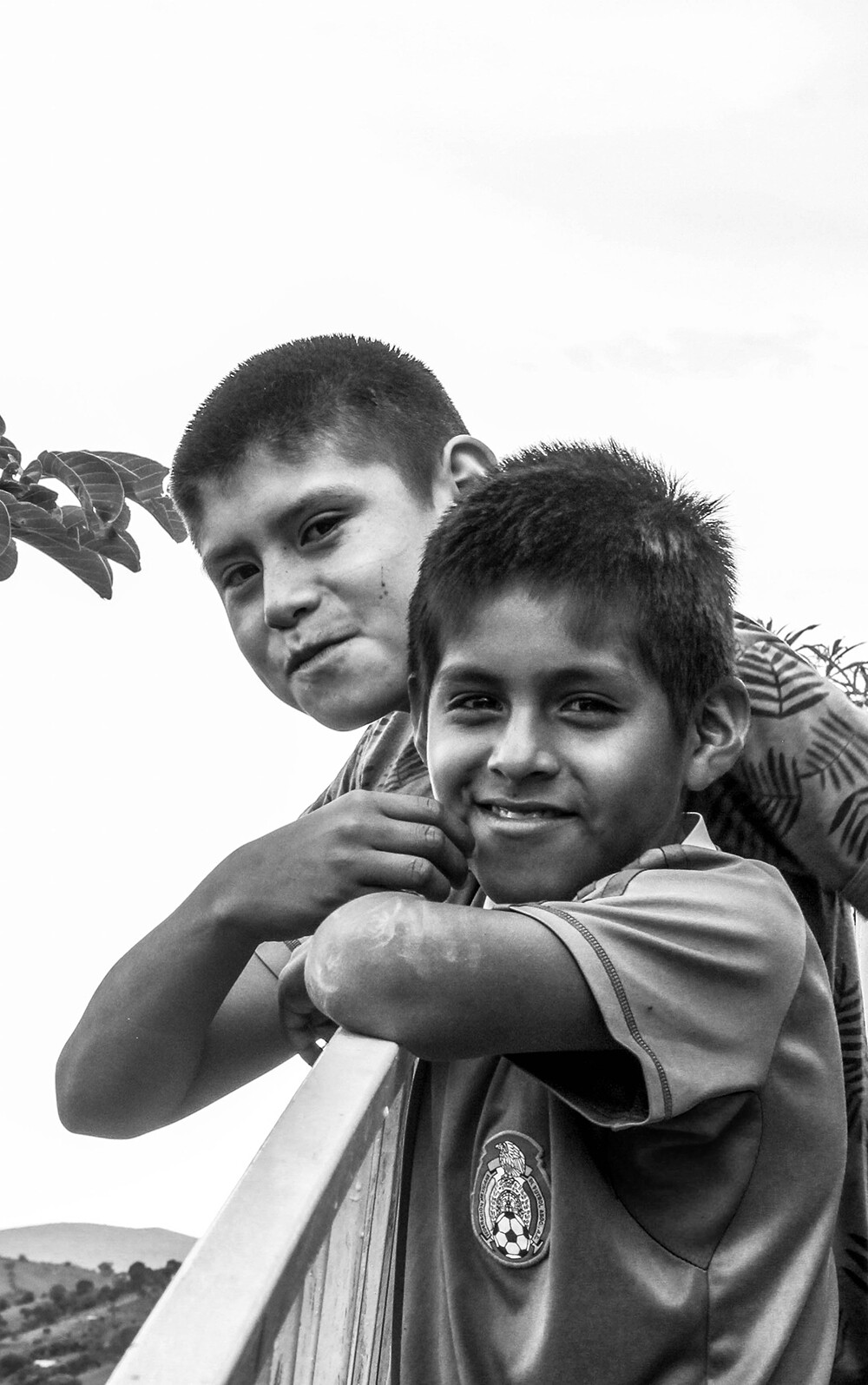 Fotografía en blanco y negro de dos niños