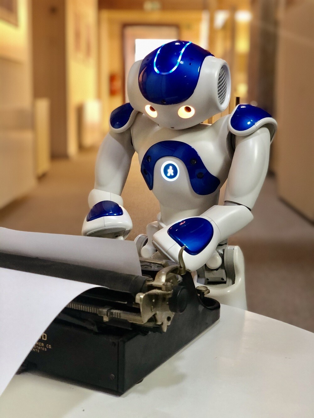 Un robot escribiendo en una máquina de escribir