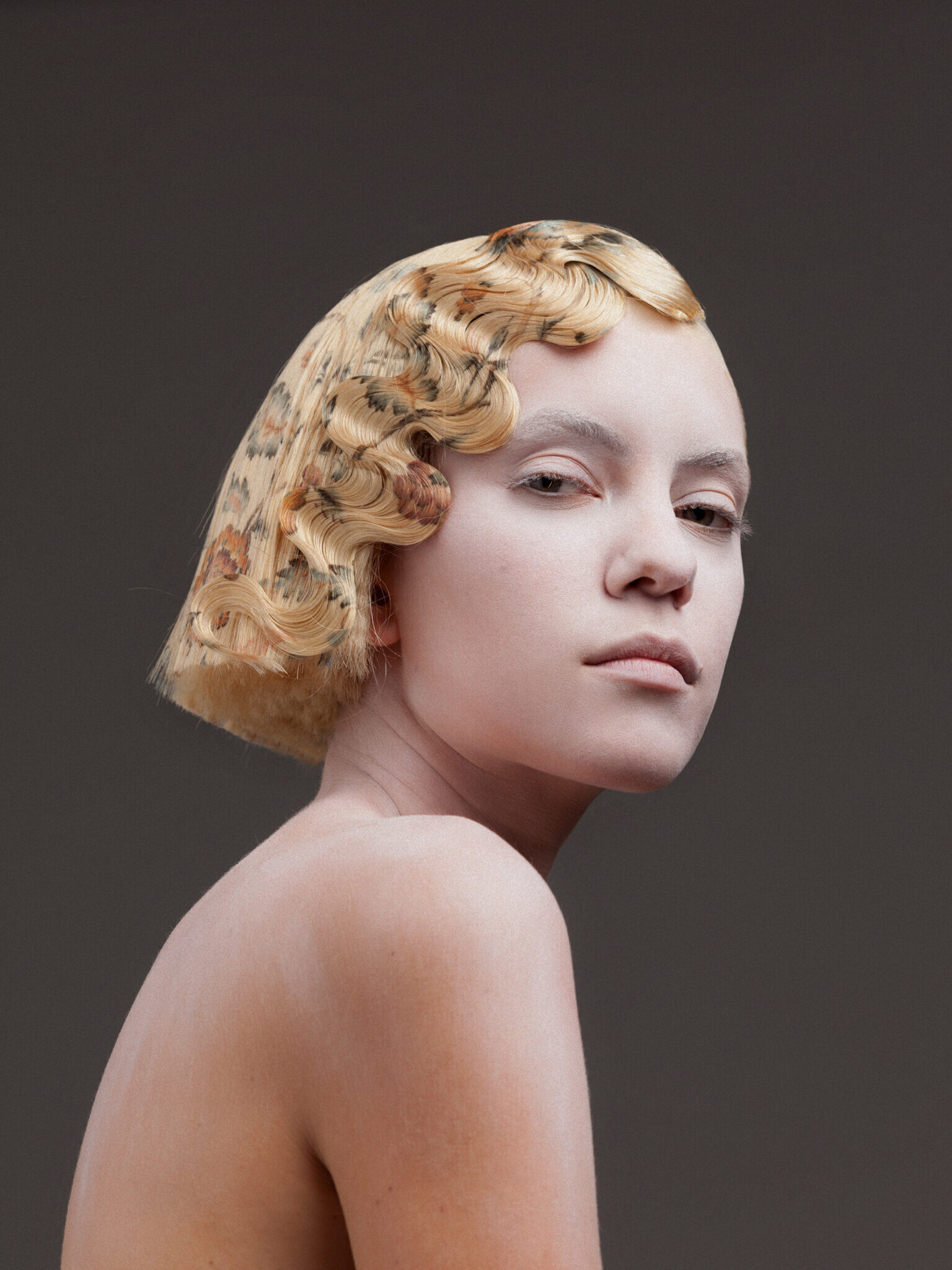 una chica rubia con un dibujo floral en su pelo