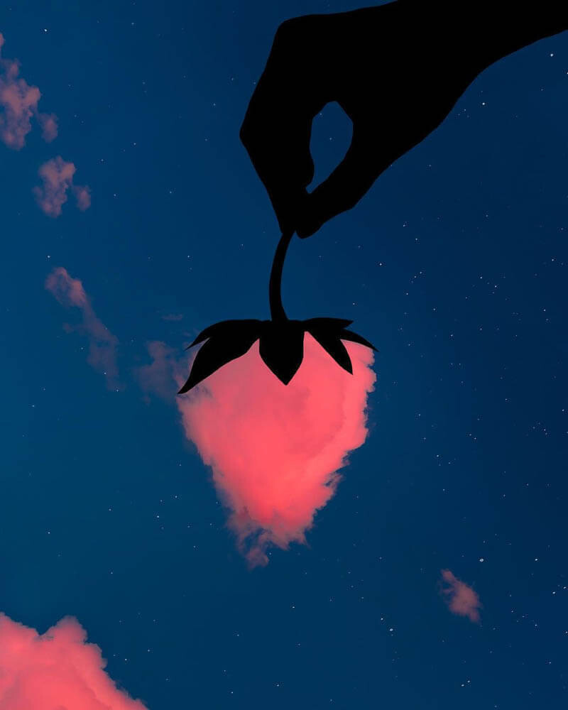 en una fotografía del cielo se ha añadido a la imagen unas sombras que hace que una nube tome la forma de una fresa
