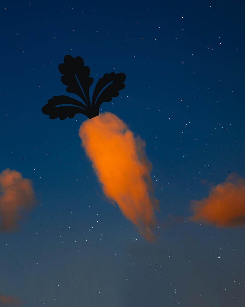 en una fotografía del cielo se ha añadido a la imagen unas sombras que hace que una nube tome la forma de una zanahoria