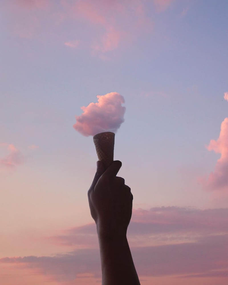 en una fotografía del cielo se ha añadido a la imagen unas sombras que hace que una nube tome la forma de un helado
