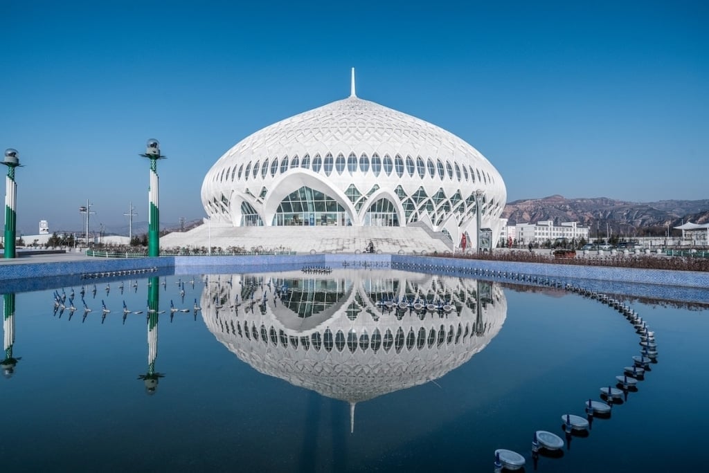 Un impresionante teatro en China inspirado en la Mezquita del Sultán Qaboos de Omán