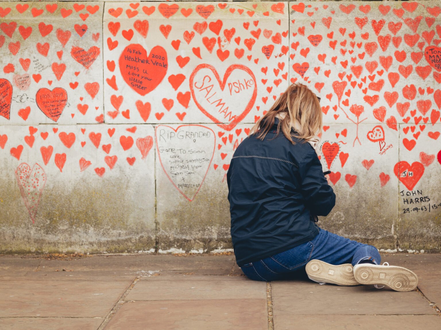 Se pinta en Londres un muro con 150.000 corazones en memoria de las víctimas del COVID