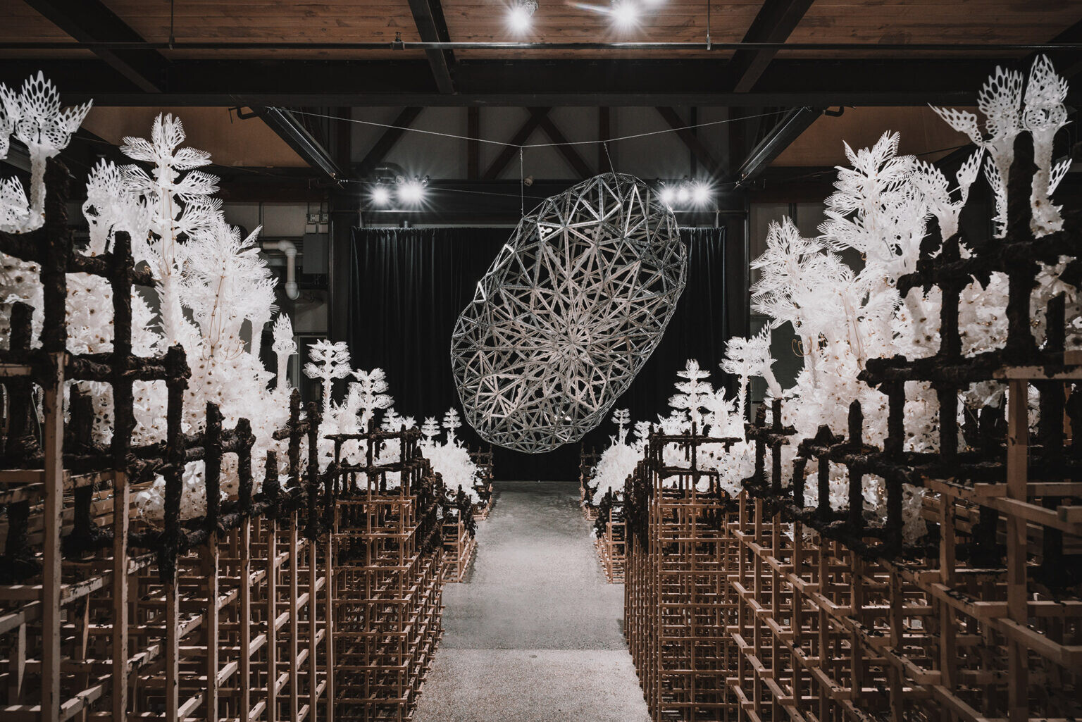 casey curran instalaciones esculturas flores cineticas 3