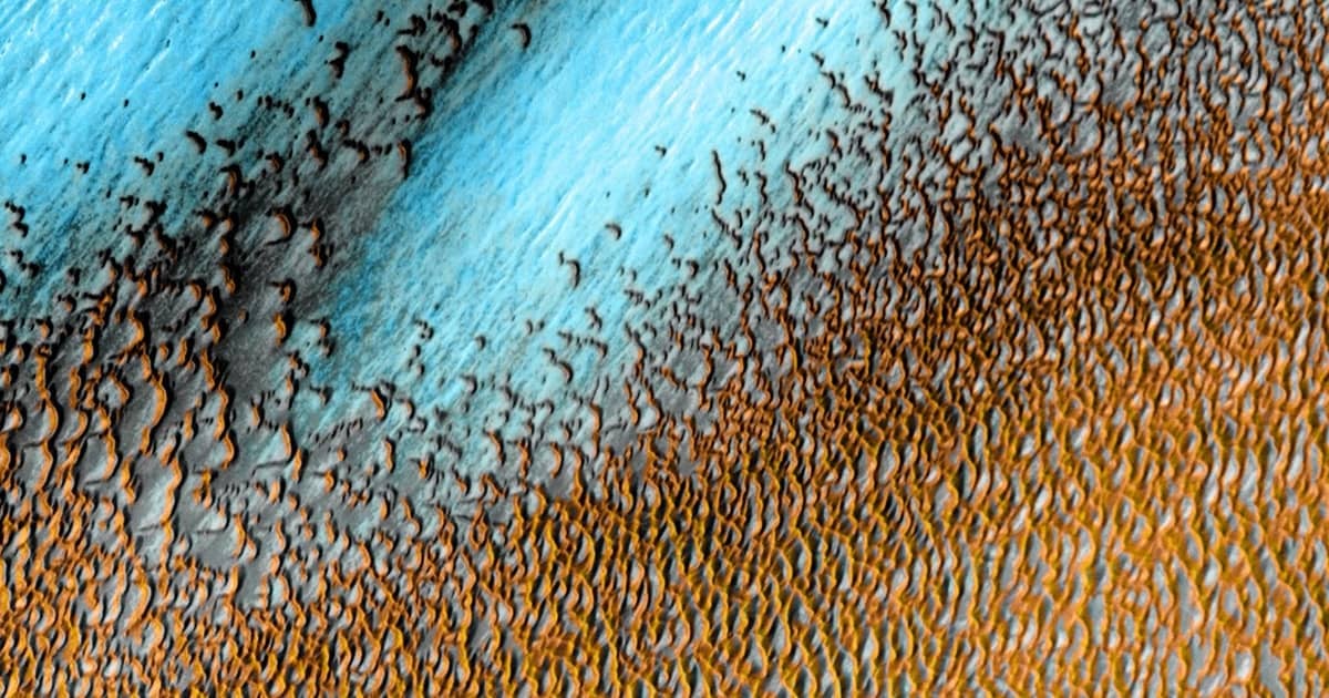 Un mar de dunas azules salpica la superficie de Marte en una foto de la NASA