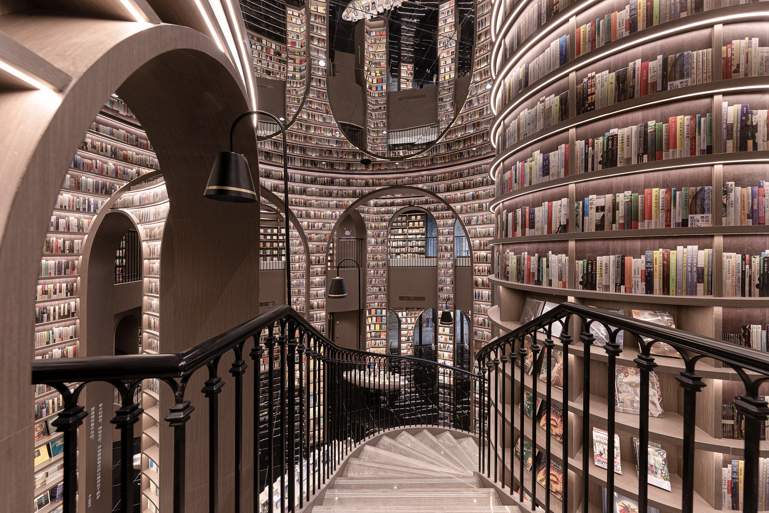 Una librería inmersiva en China con techos y suelos de espejo que parece un dibujo de Escher