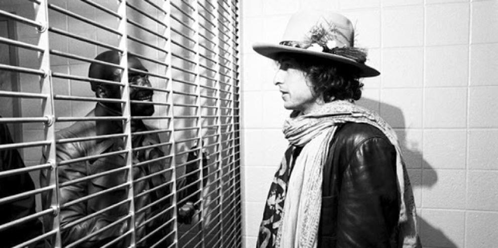 Bob Dylan durante una visita a Rubin Hurricane Carter en la cárcel.