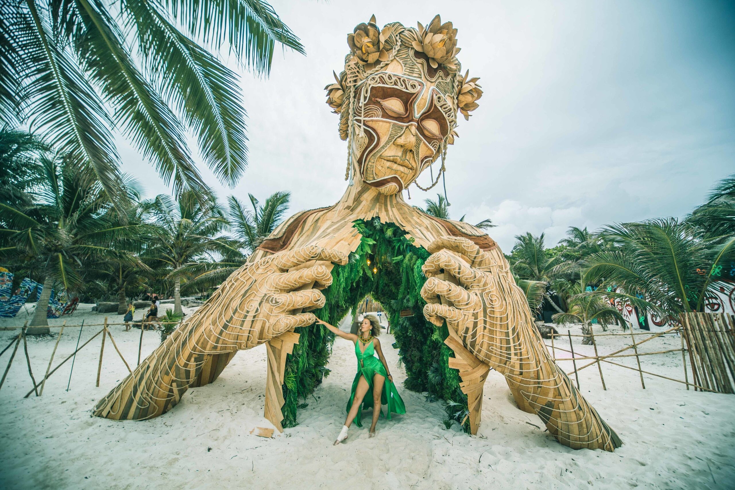 Ven a la luz, una escultura de Daniel Popper en Tulum - Cultura Inquieta