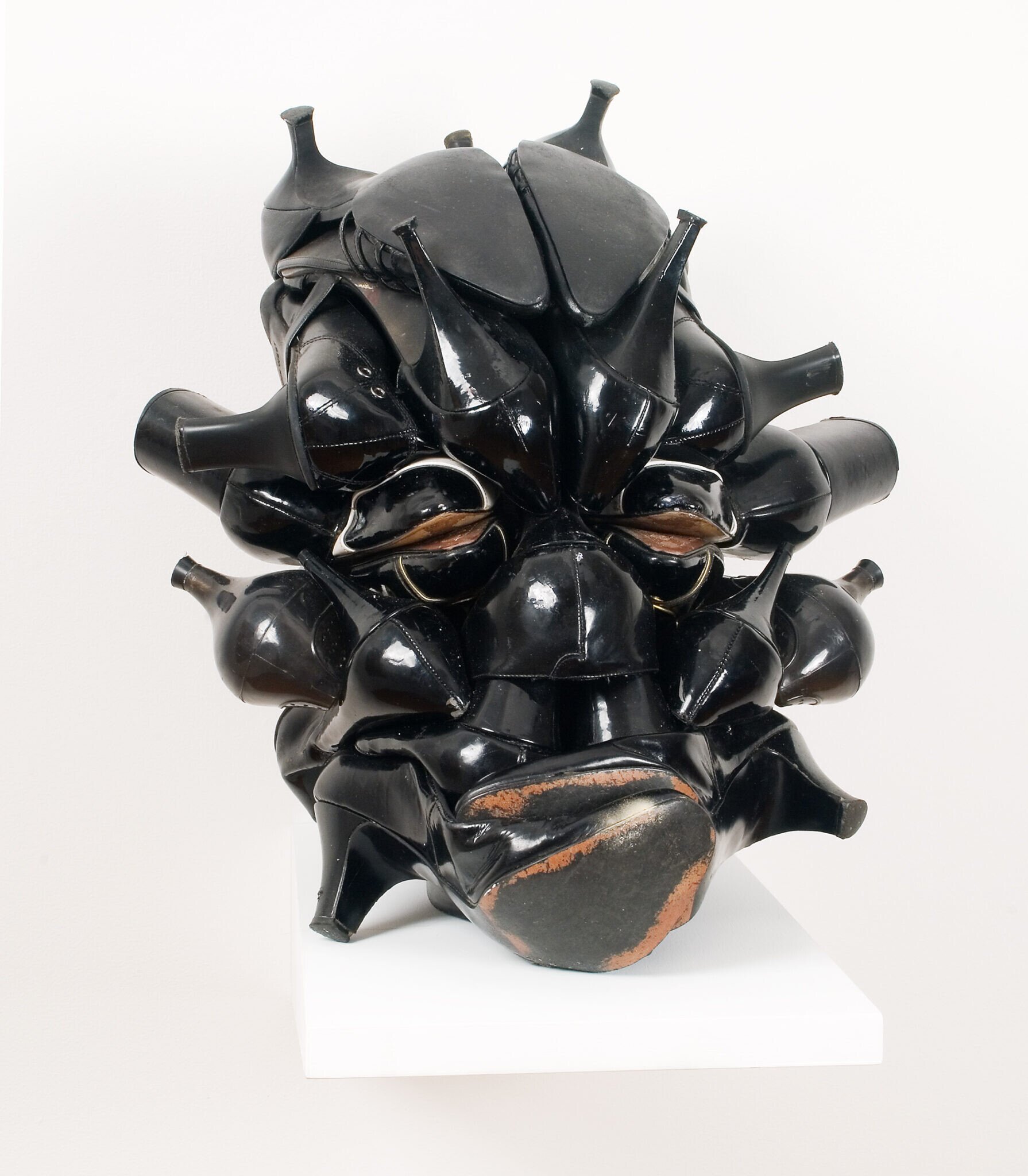 willie cole artesania escultura zapatos de tacon 2