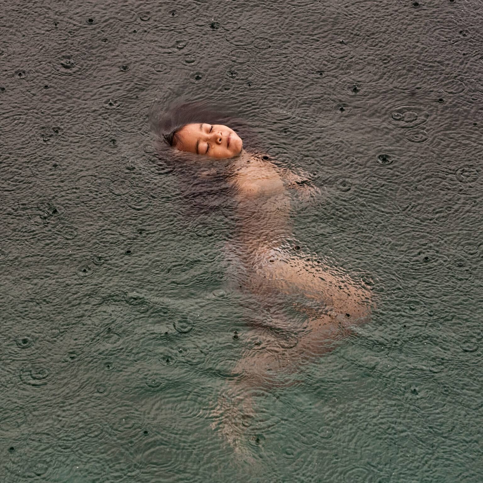 women street photographers reune a un centenar de fotografas callejeras para redefinir el genero 12