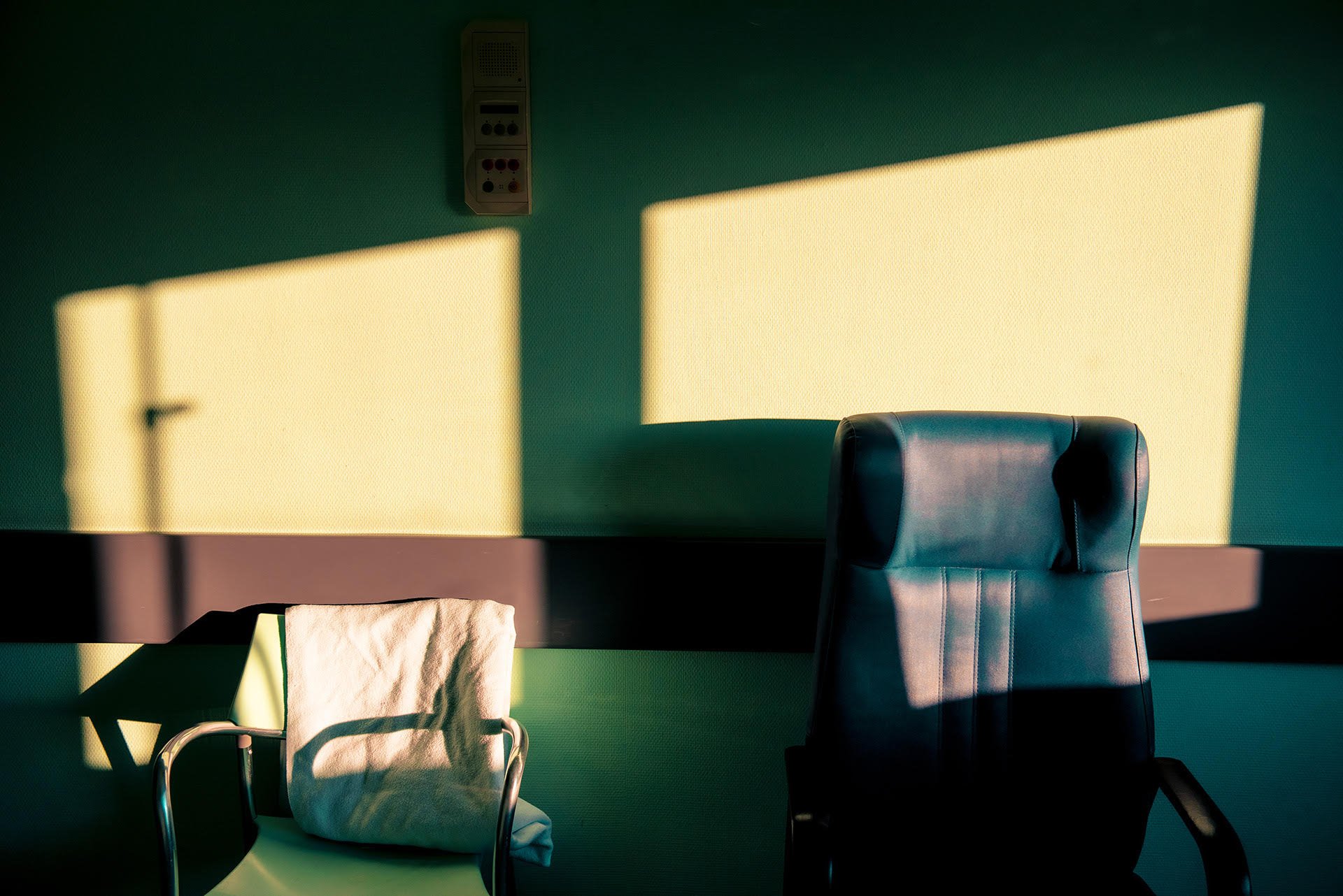 Un poético diario fotográfico de salas de espera de hospital, por Jaime Oriz