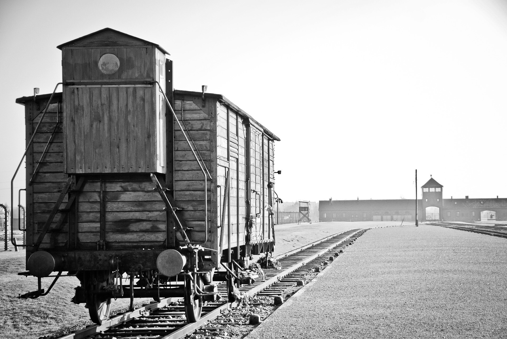 auschwitz tren allanbatt pixabay license