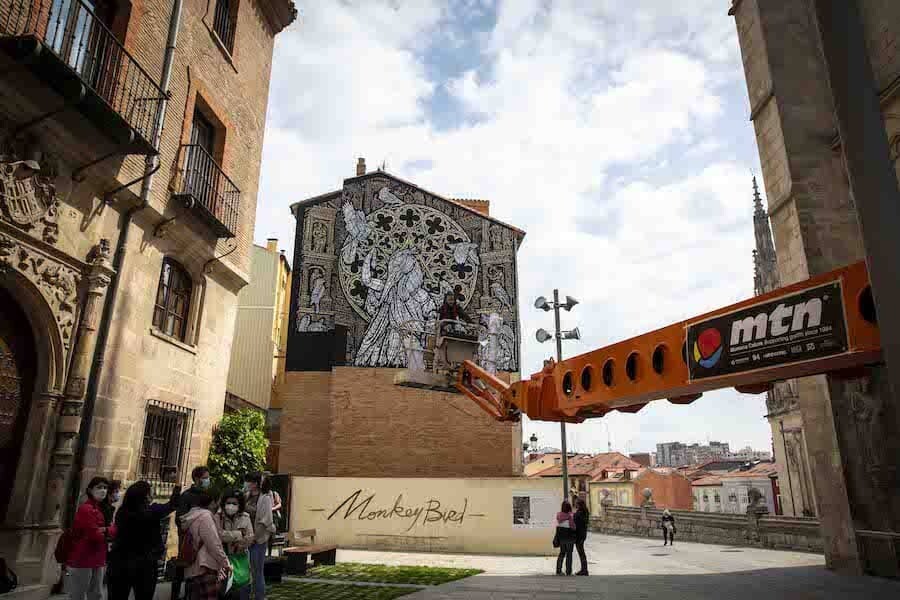 monkey bird arte urbano catedral de burgos 7
