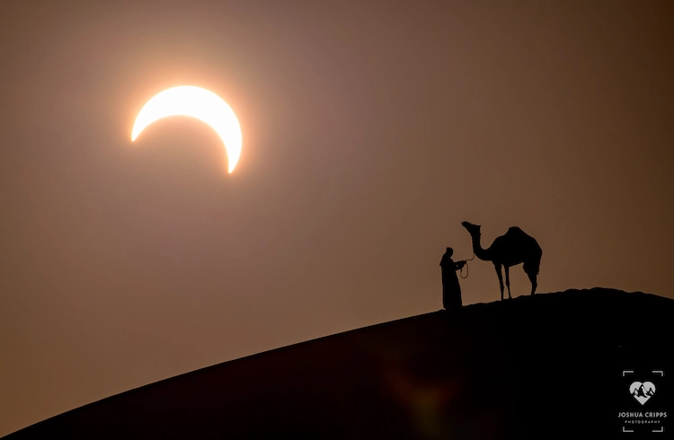 un eclipse solar enmarca a un hombre y a su camello en una espectacular fotografía de joshua cripps 6
