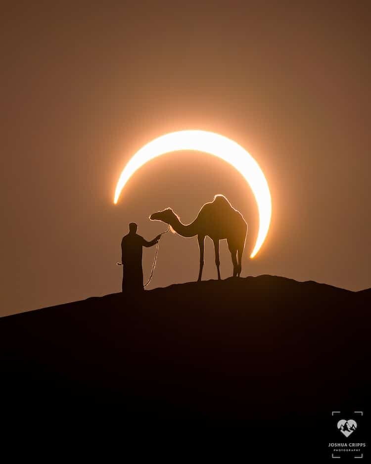 un eclipse solar enmarca a un hombre y a su camello en una espectacular fotografía de joshua cripps