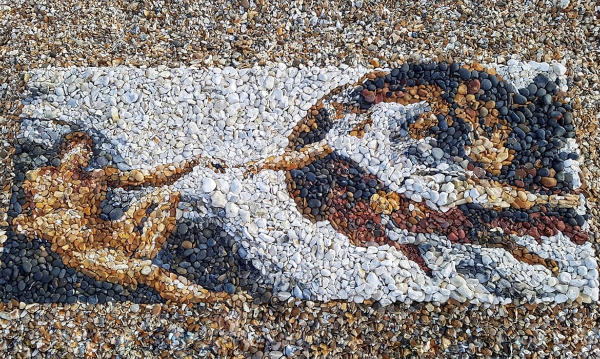 El artista plástico Justin Bateman recrea obras de arte con piedras en la playa