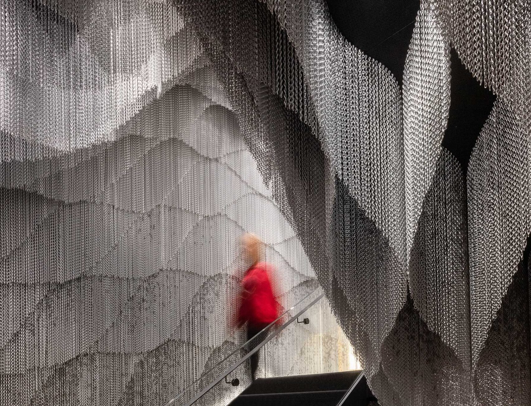 El arquitecto Kengo Kuma invade la Casa Batlló con una instalación de cortinas metálicas