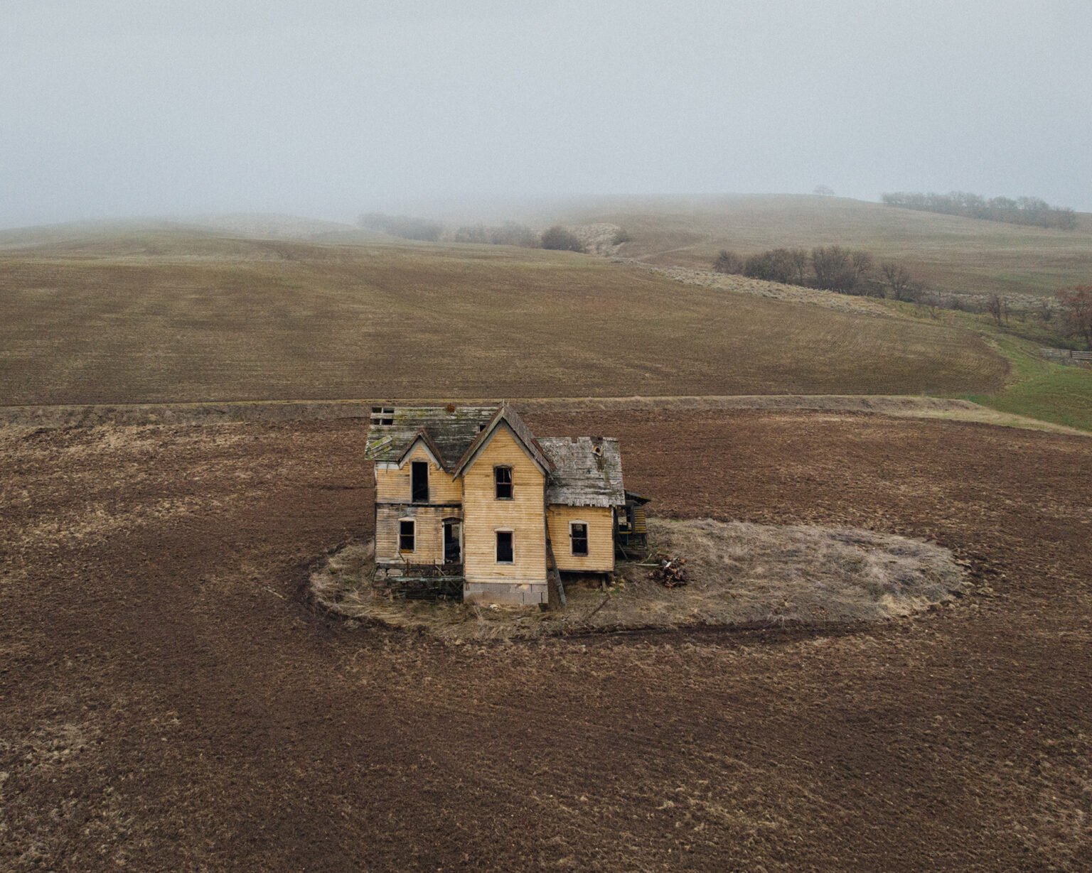 Fotos aéreas que capturan el espíritu lúgubre de casas abandonadas en Norteamérica