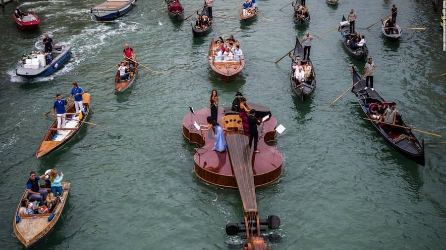 Un violín gigante transporta un cuarteto de cuerda por el Gran Canal de Venecia