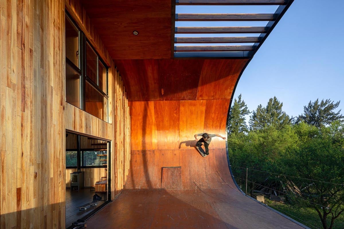 Una moderna cabaña con una rampa de madera para practicar skate