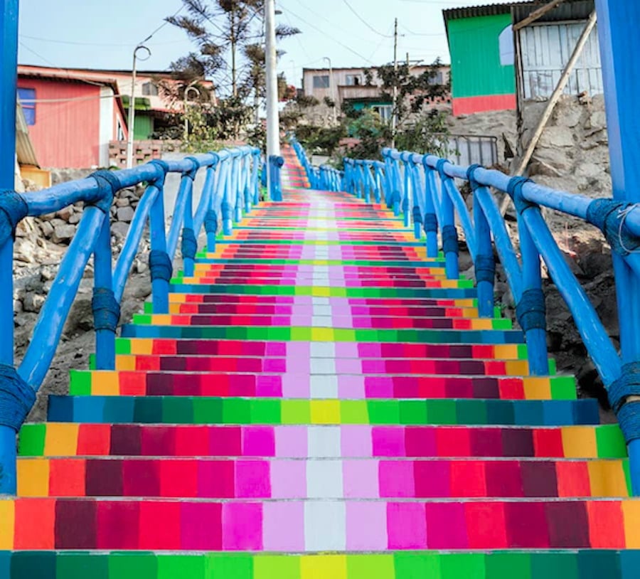 Xomatok alfombra con coloridos murales las escaleras de los barrios de Lima