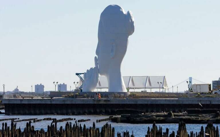 la escultura se asienta en el paseo de newport mirando a manhattan. foto justin lane efe 768x480