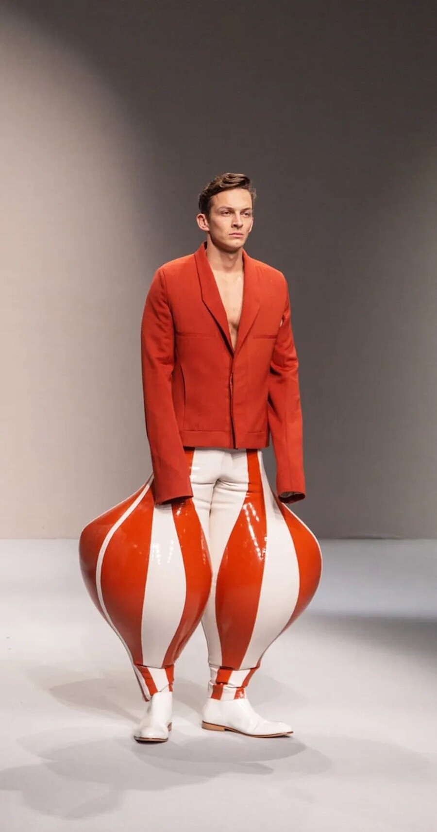 pantalones latex harikrishnan moda 7