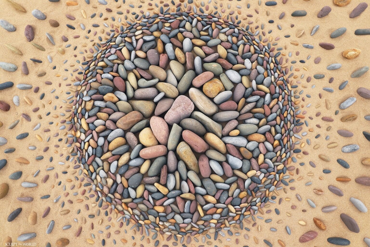 Obras efímeras de arena y piedras que crean hipnóticas composiciones, por Jon Foreman