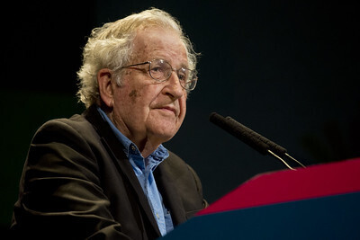 chomsky en una conferencia imagen de augusto starita