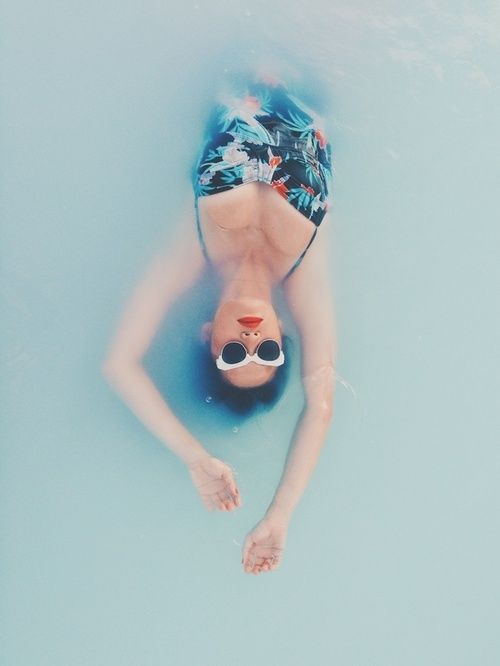 una chica flotando en el agua relajadamente