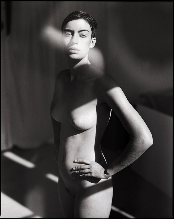 Fotografía de Hannes Caspar, mujer desnuda fotografía en blanco y negro