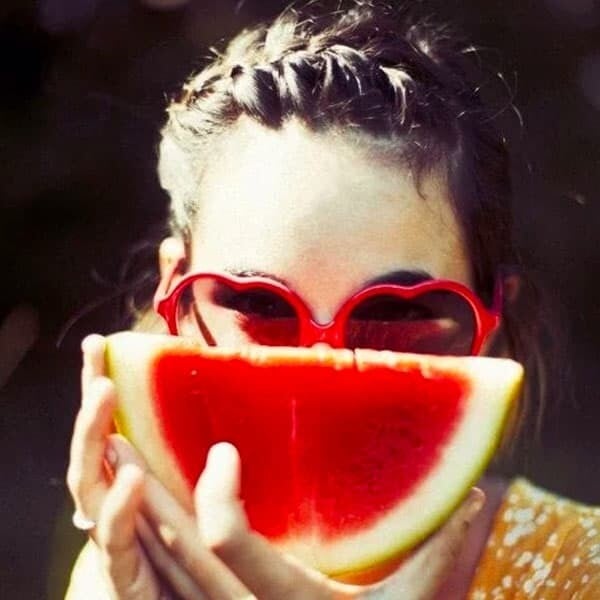 una chica comiendo sandia