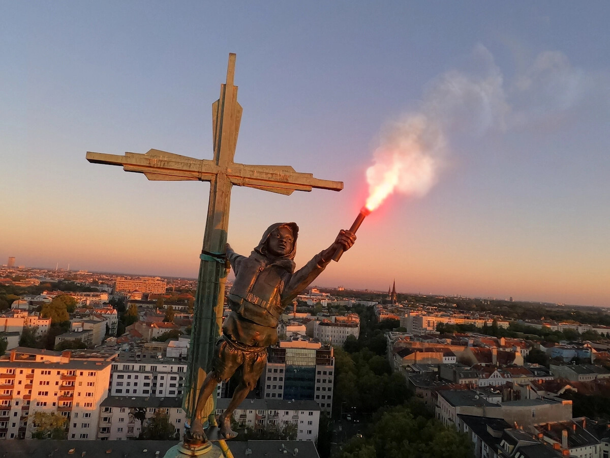 pejac escultura crisis refugiados iglesia berlin 1