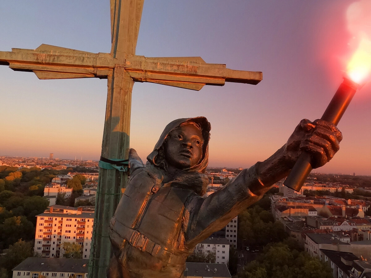 pejac escultura crisis refugiados iglesia berlin 3