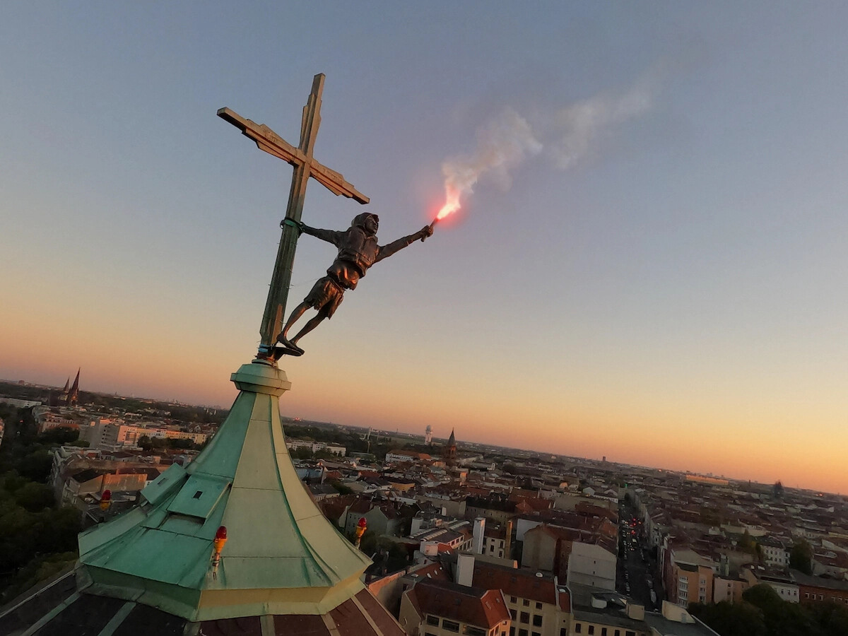 pejac escultura crisis refugiados iglesia berlin portada