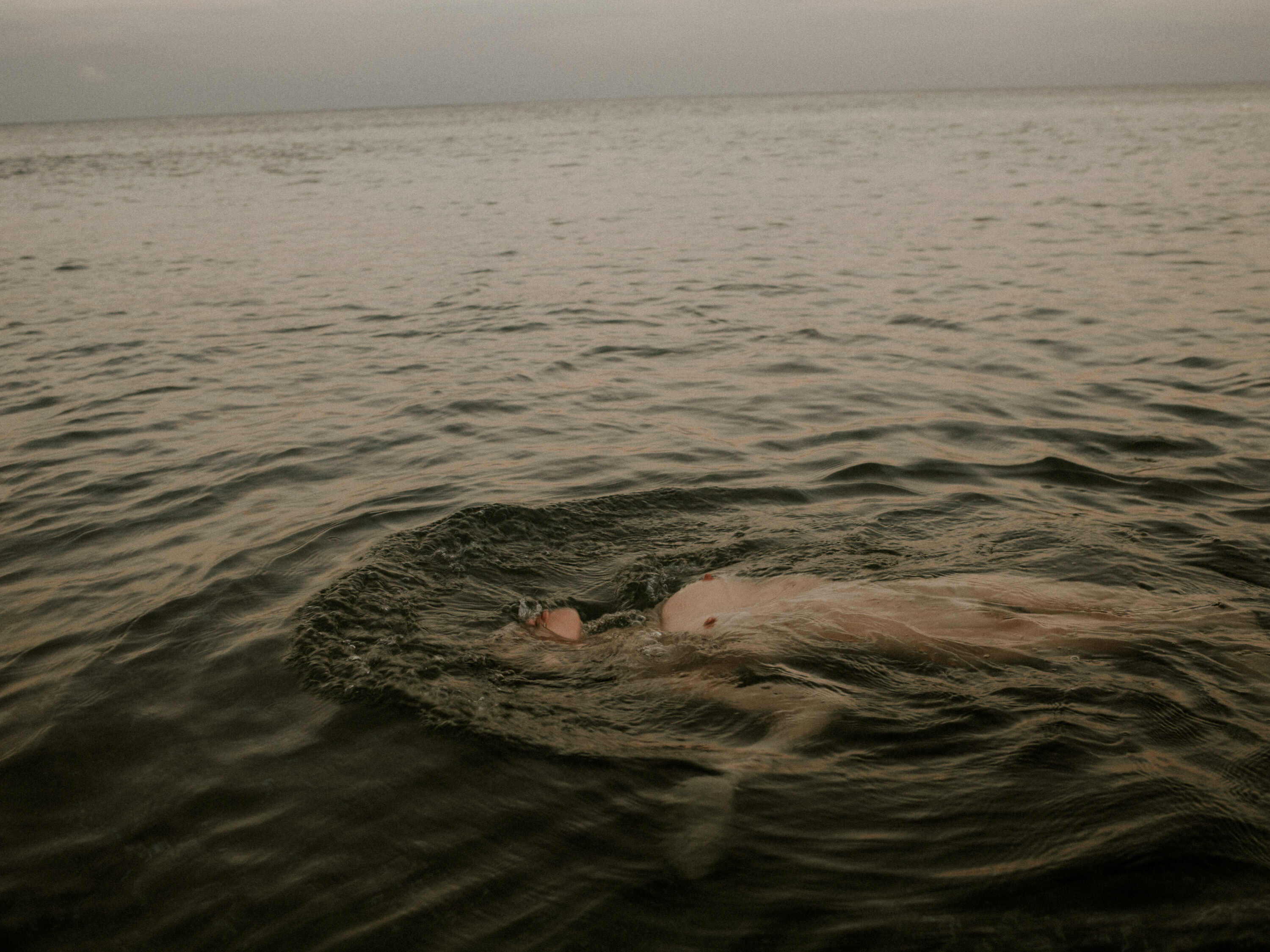 Una chica en bañándose en el mar.