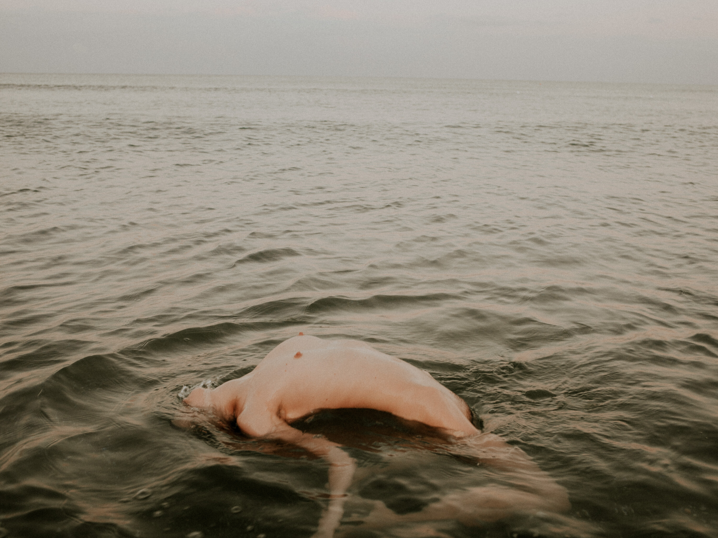 Una chica en bañándose en el mar.