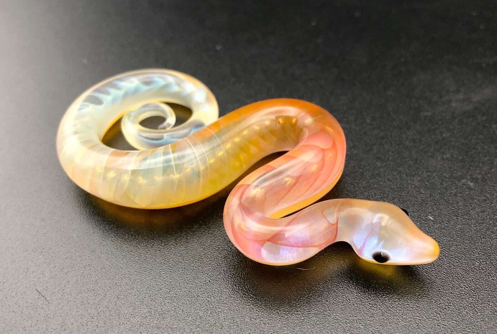 Patrones caleidoscópicos en serpientes en miniatura fundidas en vidrio